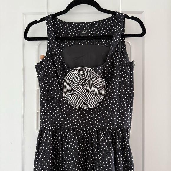Black & white polka dot fit and flare dress with flower detail - size 4 (Small) - Picture 3 of 7